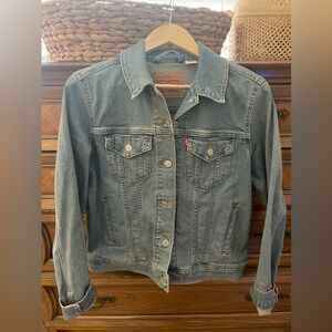 Levi's denim jacket medium wash, relaxed fit